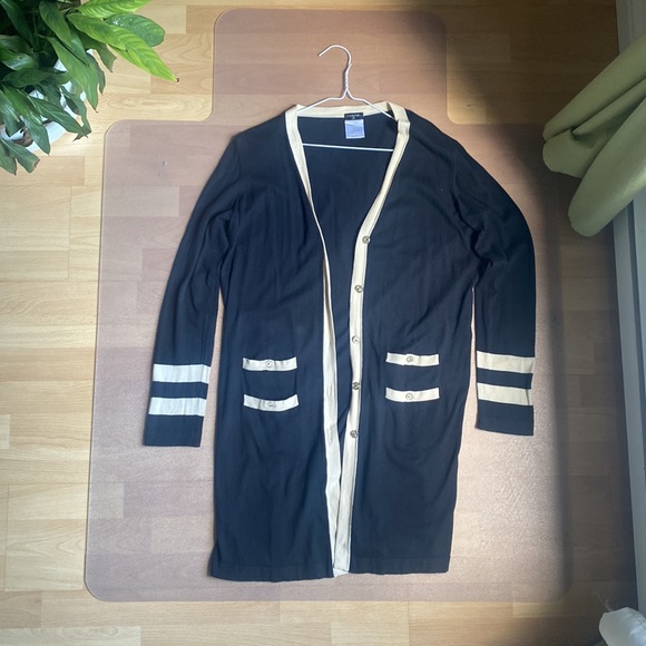 SOLD - CHANEL Cardigan from the 2008 Spring Collection - Picture 2 of 6